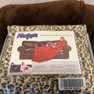 Fleece Blanket plus brown throw