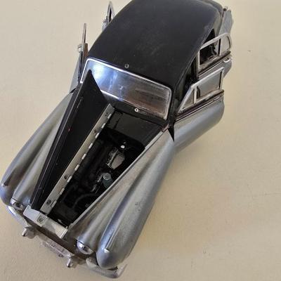 Franklin Mint Precision Model 1955 Rolls-Royce Silver cloud Die-Cast Model Car – Two-Tone Black & Silver