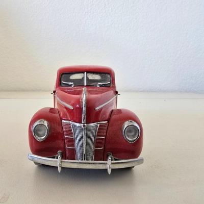 The Danbury Mint 1940 Ford Deluxe Coupe Die-Cast Model – Cherry Red