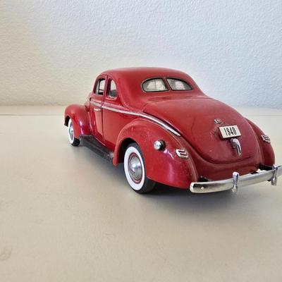 The Danbury Mint 1940 Ford Deluxe Coupe Die-Cast Model – Cherry Red