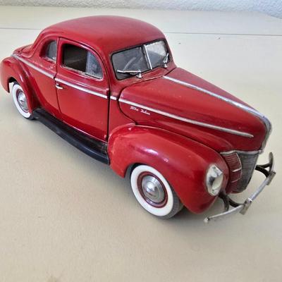 The Danbury Mint 1940 Ford Deluxe Coupe Die-Cast Model – Cherry Red
