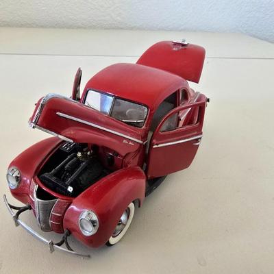 The Danbury Mint 1940 Ford Deluxe Coupe Die-Cast Model – Cherry Red