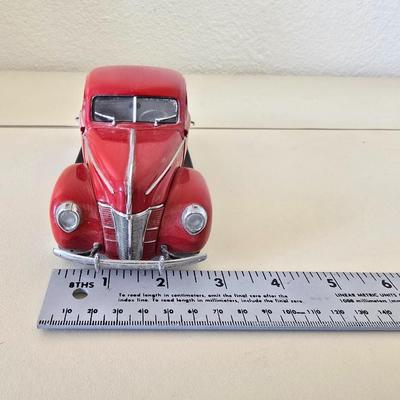 The Danbury Mint 1940 Ford Deluxe Coupe Die-Cast Model – Cherry Red