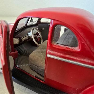 The Danbury Mint 1940 Ford Deluxe Coupe Die-Cast Model – Cherry Red