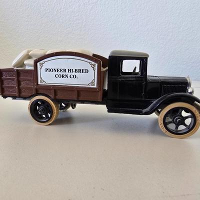 1993 PHII First Edition Vintage 1931 Hawkeye Pioneer Hi-Bred Corn Co. Delivery Truck – Die-Cast Collectible BANK