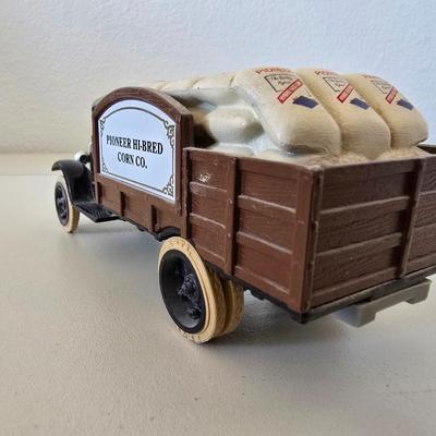 1993 PHII First Edition Vintage 1931 Hawkeye Pioneer Hi-Bred Corn Co. Delivery Truck – Die-Cast Collectible BANK