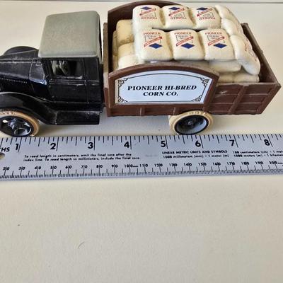 1993 PHII First Edition Vintage 1931 Hawkeye Pioneer Hi-Bred Corn Co. Delivery Truck – Die-Cast Collectible BANK