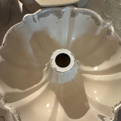 Punch bowl with 8 cups and cake pans