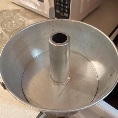 Punch bowl with 8 cups and cake pans