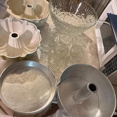 Punch bowl with 8 cups and cake pans