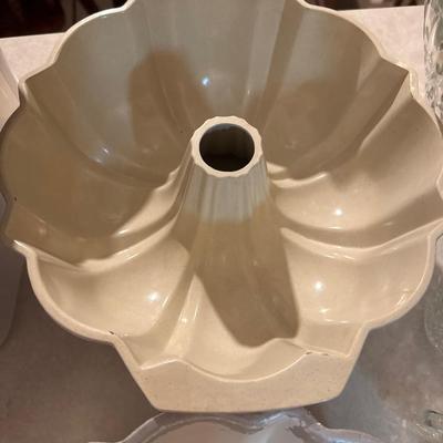 Punch bowl with 8 cups and cake pans