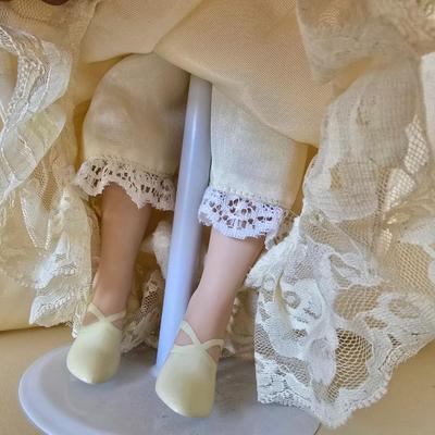 1994 Ashton-Drake Gallery "Betty's 1930's Wedding Dress Doll by Phil Tumminio