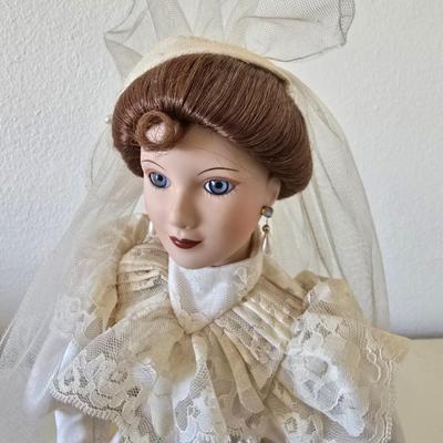 1994 Ashton-Drake Gallery "Betty's 1930's Wedding Dress Doll by Phil Tumminio