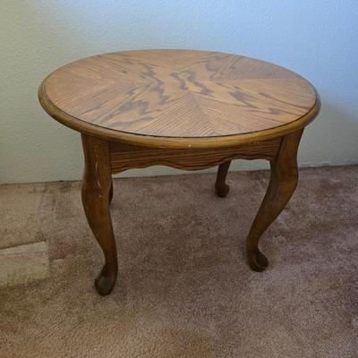 Queen Anne-Style Round Side Table with Cabriole Legs (1 of 2)