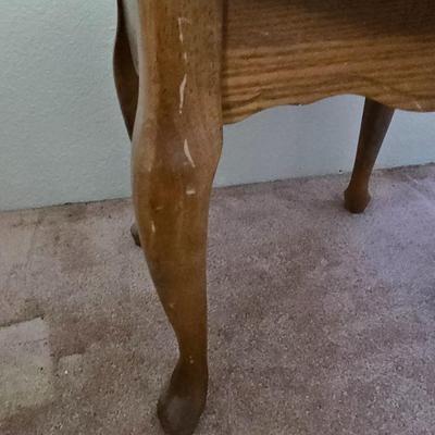 Queen Anne-Style Round Side Table with Cabriole Legs (1 of 2)