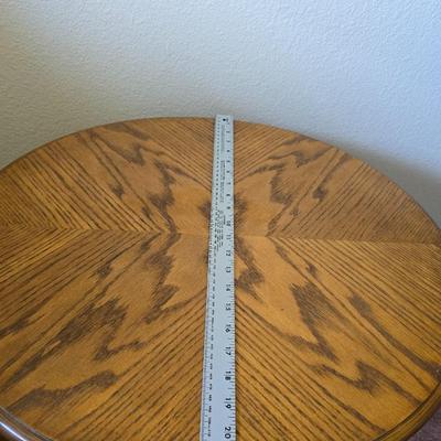 Queen Anne-Style Round Side Table with Cabriole Legs (1 of 2)