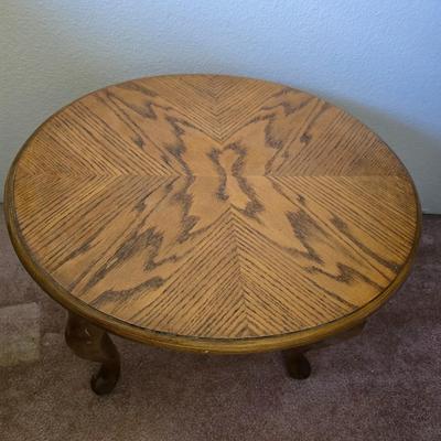Queen Anne-Style Round Side Table with Cabriole Legs (1 of 2)