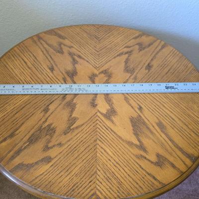 Queen Anne-Style Round Side Table with Cabriole Legs (1 of 2)