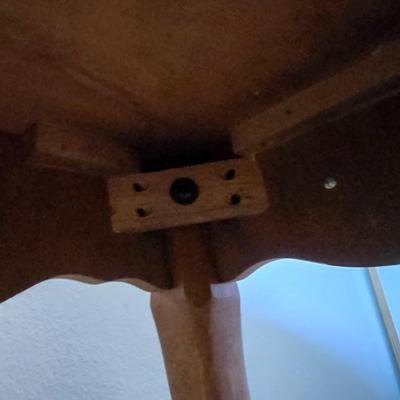 Queen Anne-Style Round Side Table with Cabriole Legs (1 of 2)