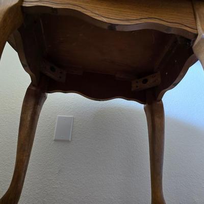 Queen Anne-Style Round Side Table with Cabriole Legs (1 of 2)