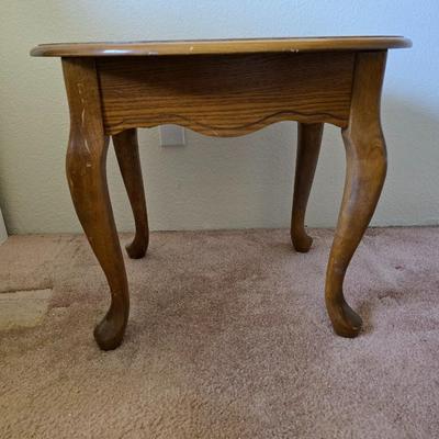 Queen Anne-Style Round Side Table with Cabriole Legs (1 of 2)