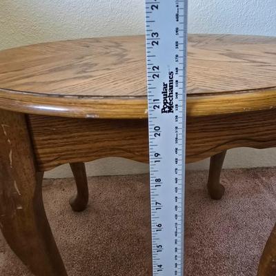 Queen Anne-Style Round Side Table with Cabriole Legs (1 of 2)