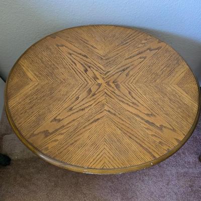 Queen Anne-Style Round Side Table with Cabriole Legs (2 of 2)