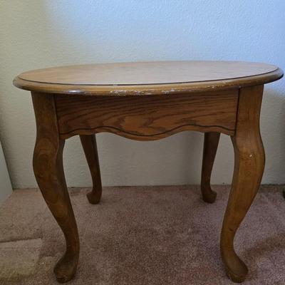 Queen Anne-Style Round Side Table with Cabriole Legs (2 of 2)
