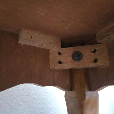 Queen Anne-Style Round Side Table with Cabriole Legs (2 of 2)