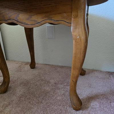 Queen Anne-Style Round Side Table with Cabriole Legs (2 of 2)