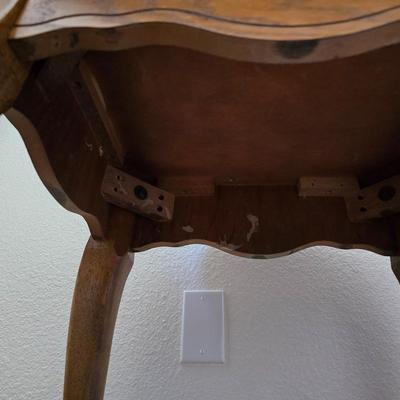 Queen Anne-Style Round Side Table with Cabriole Legs (2 of 2)