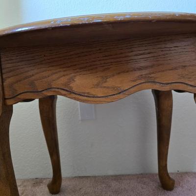 Queen Anne-Style Round Side Table with Cabriole Legs (2 of 2)