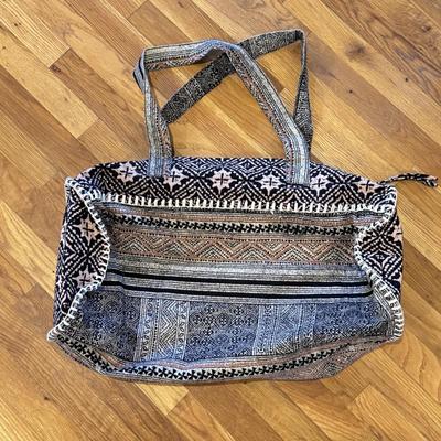 Six Bohemian Shoulder Bags and Duffels (LR-DZ)
