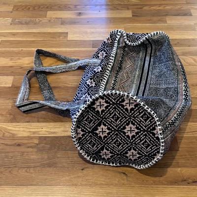 Six Bohemian Shoulder Bags and Duffels (LR-DZ)