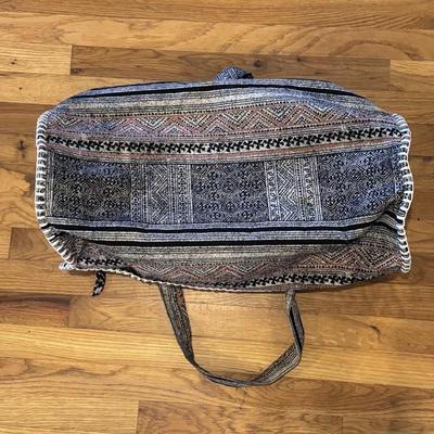 Six Bohemian Shoulder Bags and Duffels (LR-DZ)