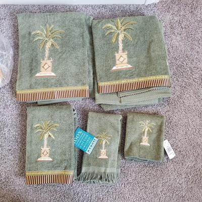 Bath Accessories-NIB Moen Shower Head, Squatty Potty and More! (PB-KD)