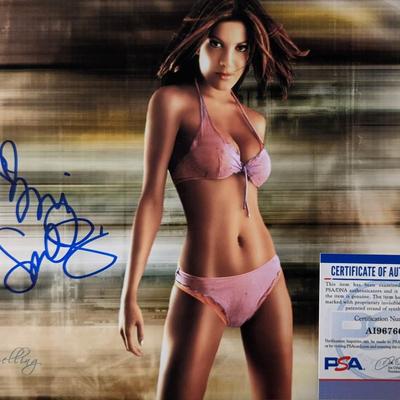 Tori Spelling Signed Photo. PSA Authenticated