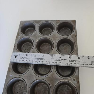 Muffin & Cake Pans – Lot of 4