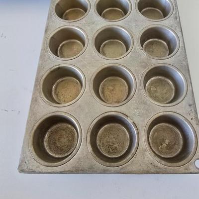 Muffin & Cake Pans – Lot of 4