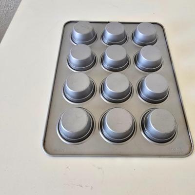 Muffin & Cake Pans – Lot of 4