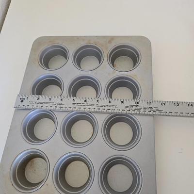 Muffin & Cake Pans – Lot of 4