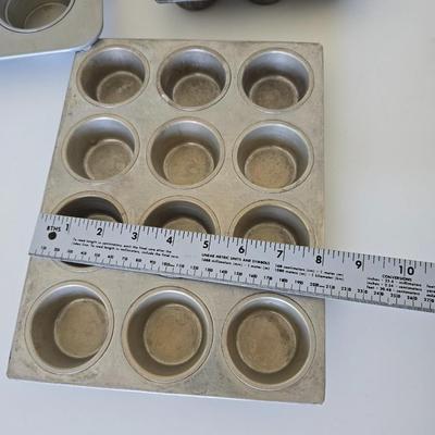Muffin & Cake Pans – Lot of 4