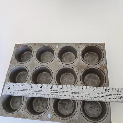 Muffin & Cake Pans – Lot of 4