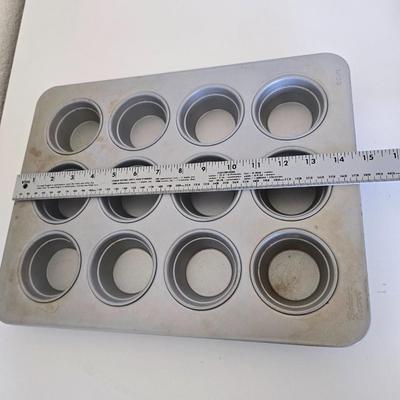 Muffin & Cake Pans – Lot of 4