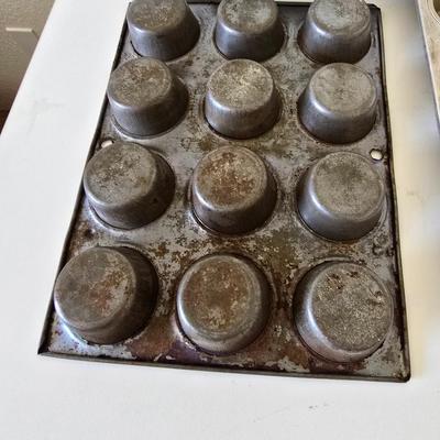 Muffin & Cake Pans – Lot of 4