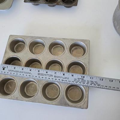 Muffin & Cake Pans – Lot of 4
