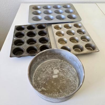 Muffin & Cake Pans – Lot of 4