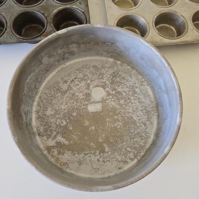 Muffin & Cake Pans – Lot of 4
