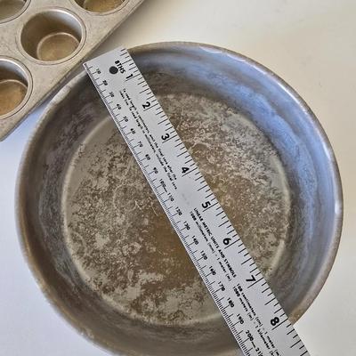 Muffin & Cake Pans – Lot of 4