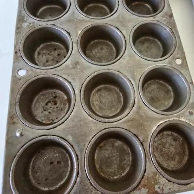 Muffin & Cake Pans – Lot of 4